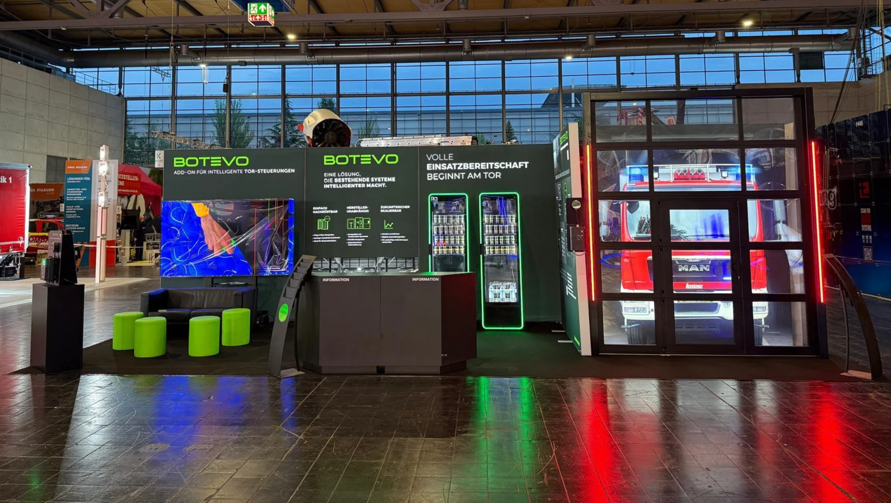 Messestand mit Tor-Exponat